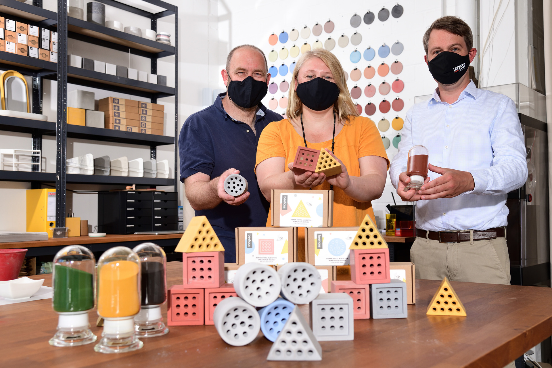 朗盛无机颜料事业部Christoph Schmidt(右)与Grellroth公司的Diana Schmidt-Grellroth和Bernd Grellmann一起介绍了颜料在蜂舍中的可能应用。欧洲杯体彩竞猜