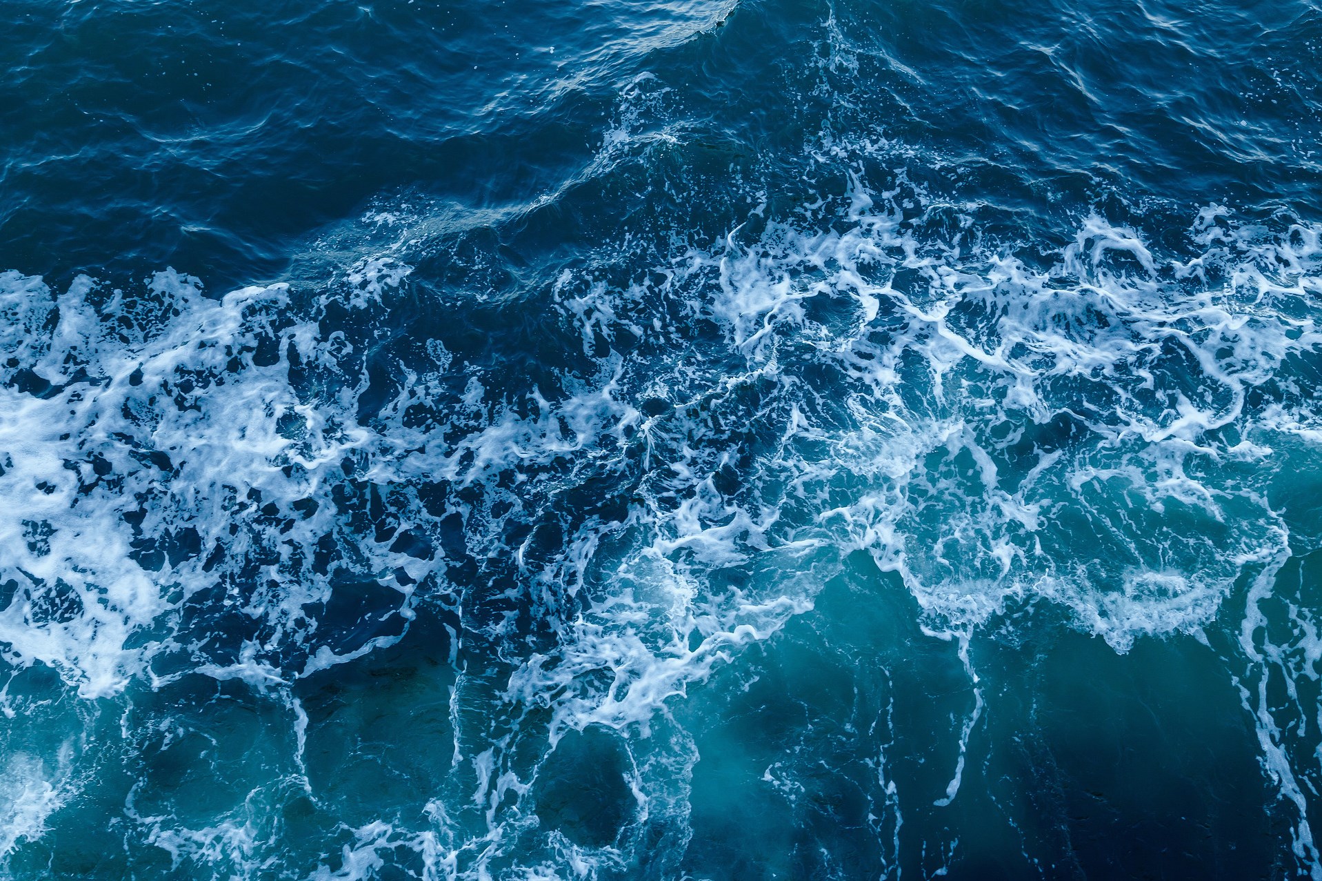 蓝色的大海纹理与波浪和泡沫