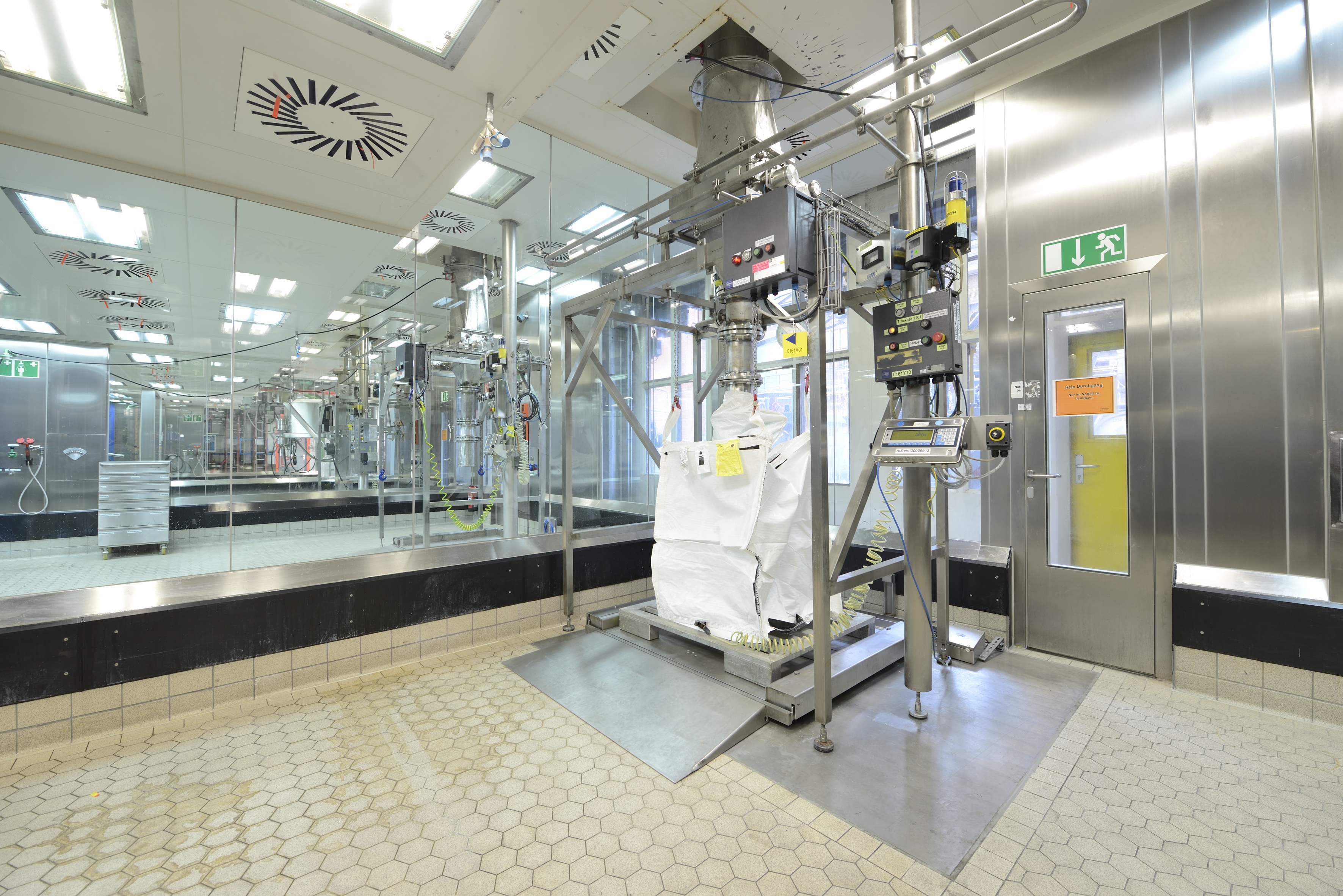 在洁净室条件下，在勒沃库森Saltigo GmbH的大袋子中对中间体和活性成分进行固体填充。