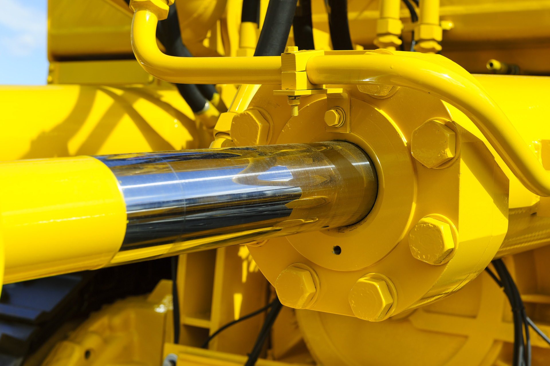 液压活塞系统适用于推土机、拖拉机、挖掘机。镀铬气缸轴的黄色机器