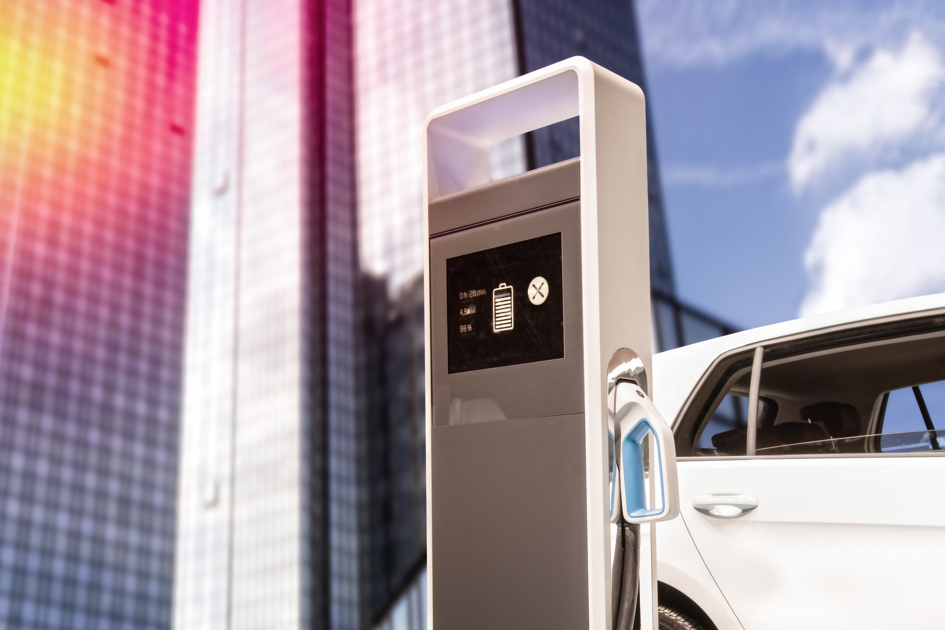 在一个充电站的电动汽车在摩天大楼前面