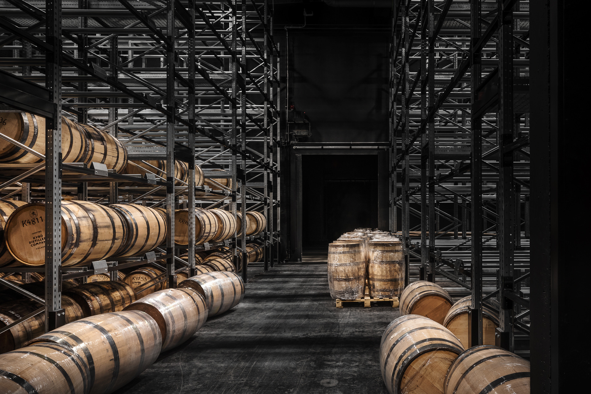在世界上最北部杜松子酒和威士忌酿酒厂的看法。Cask Storage是生产过程的一部分：威士忌必须存放在橡木桶中至少三年。芬兰kyrö酿酒厂的1056平方米的黑色仓库位于森林中间，乍一看似乎与老烧焦的木板一起登上。Cask仓库的外立面受到典型区域木制谷仓的启发。