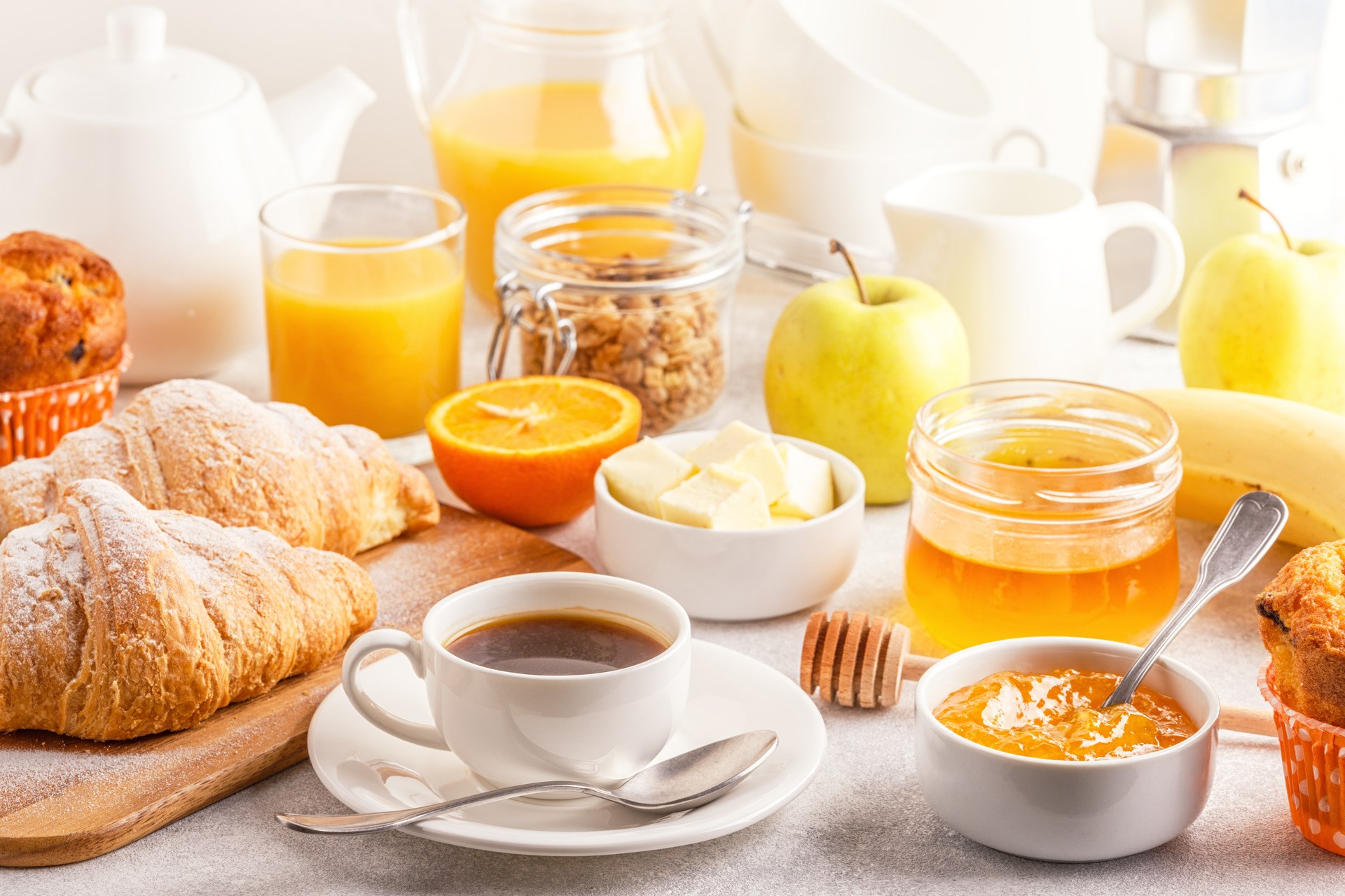 欧式早餐，新鲜牛角面包，橙汁和咖啡