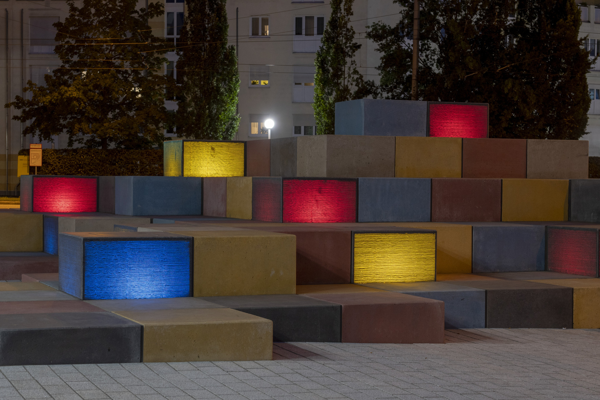 Öffentlicher德国奥古斯堡广场，优于Beton-Kuben eingefärbt mit Bayferrox Pigmenten