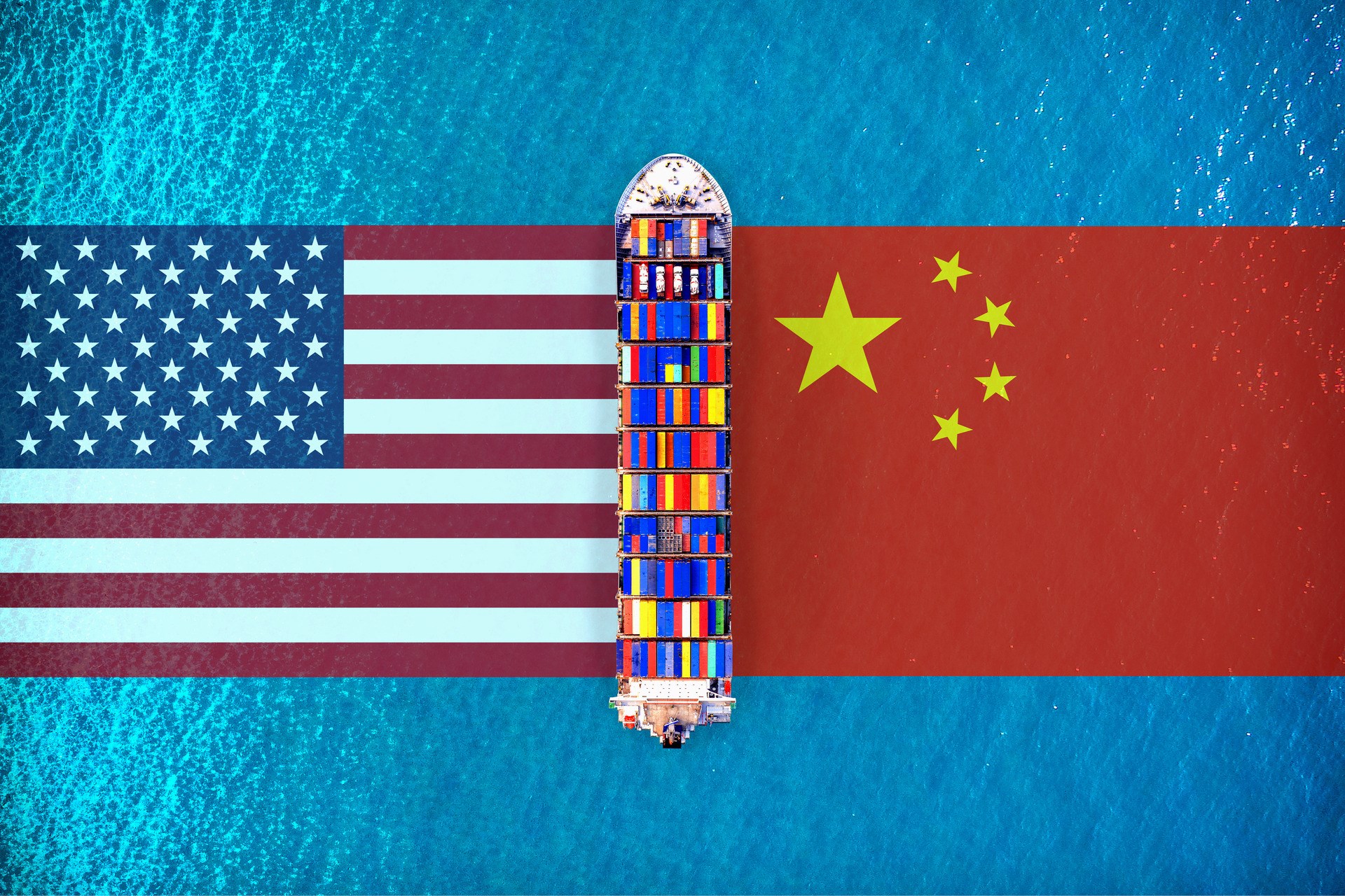 美国旗子和中国旗子与货船在海洋。美国和中国贸易战。