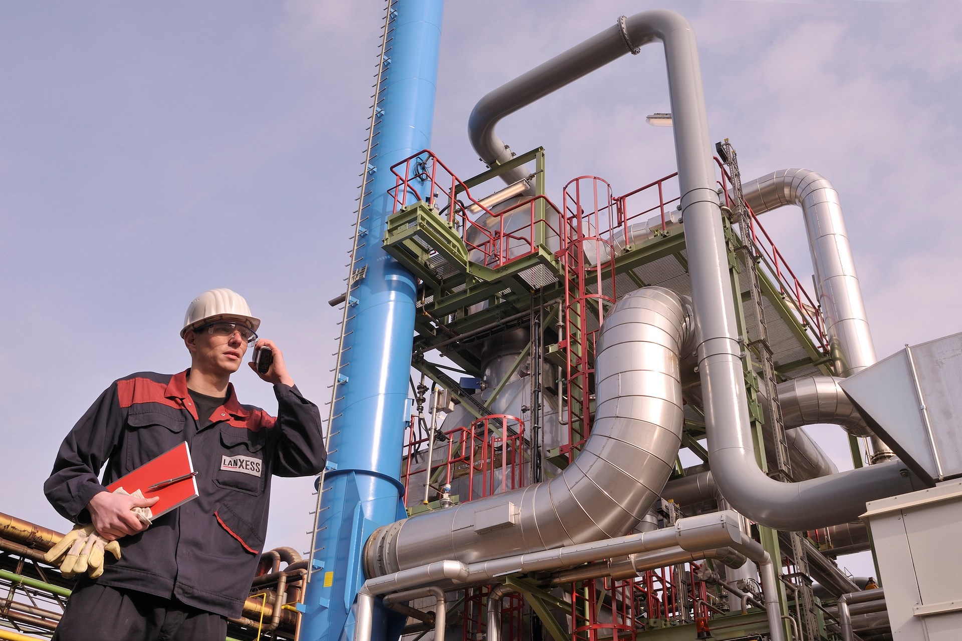 朗盛集团的第二家氧化亚氮还原工厂位于克雷菲尔德-厄丁根工厂，是唯一一家能够几乎完全中和生产过程中排放的气候气体的己二酸制造商。