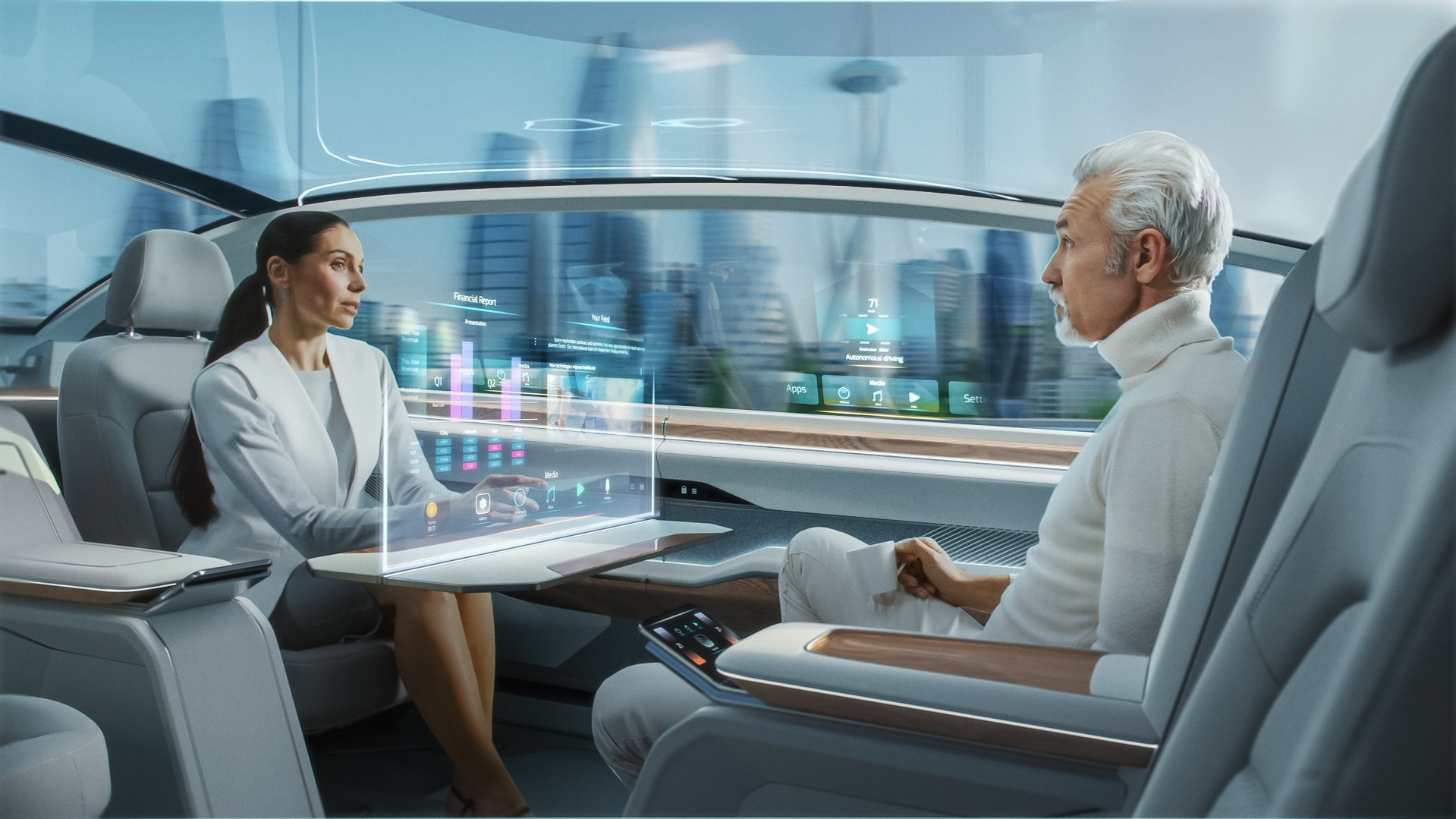 未来无人驾驶汽车内的高级男性和女性非正式商务会议，增强现实演示界面。无人驾驶货车在市中心街道上行驶。