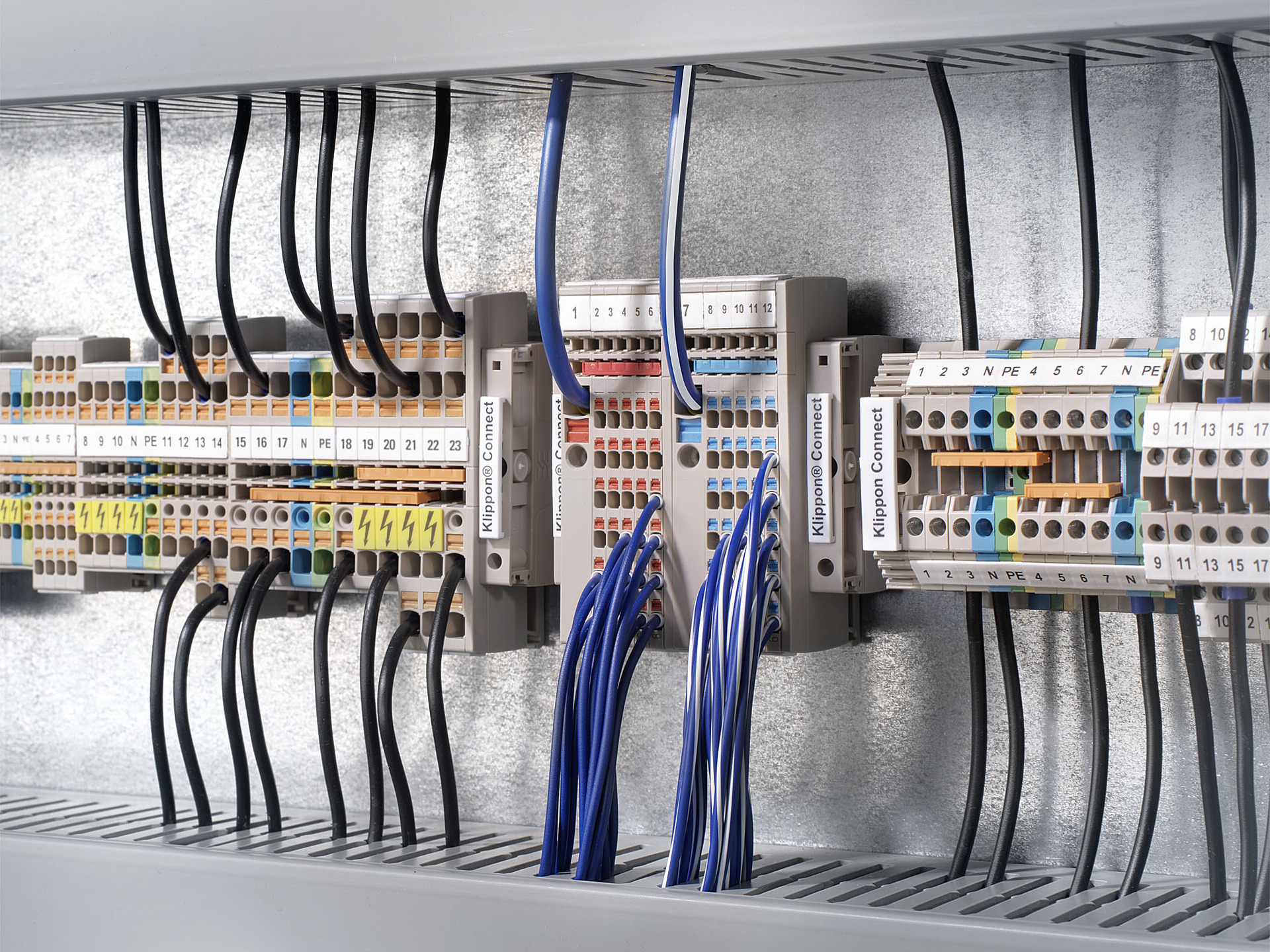 电缆连接到配电板或控制柜中的接线盒，Durethan B30SFN31