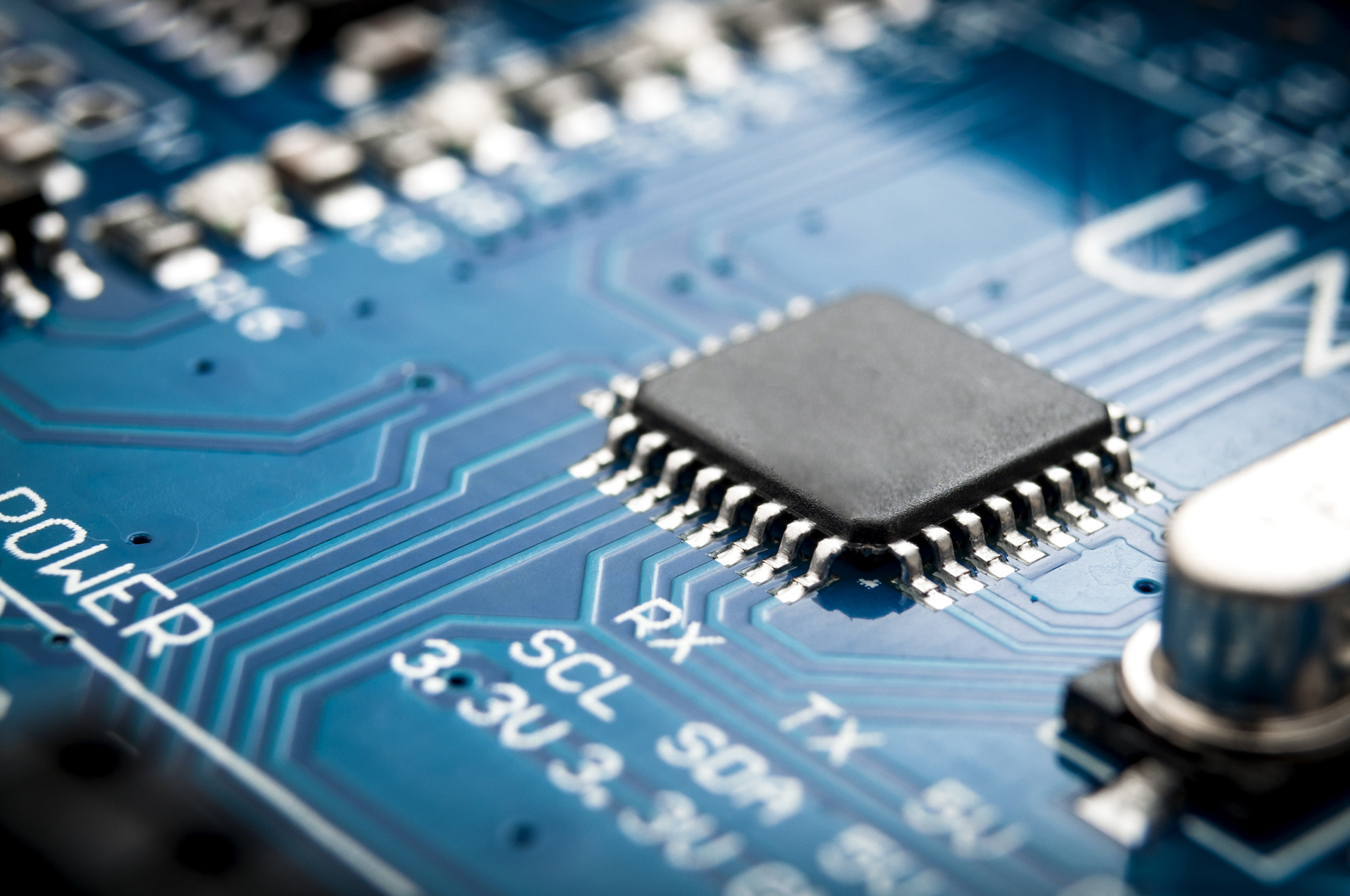 集成半导体微芯片/微处理器上的蓝色电路板代表了高科技产业和计算机科学