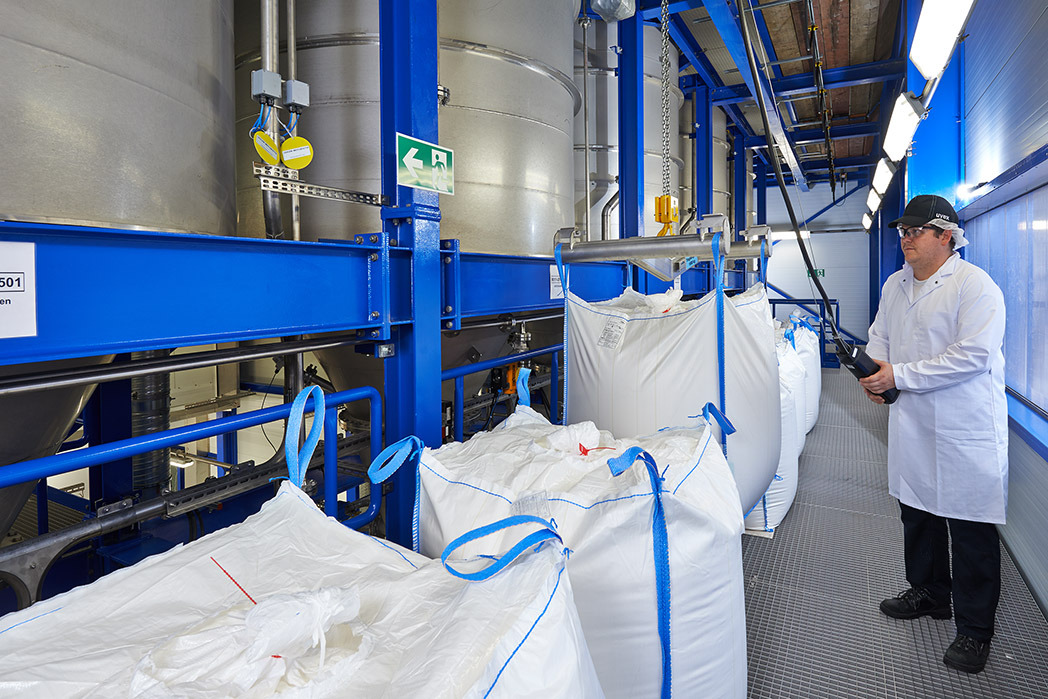 克劳斯Effner在勒沃库森卢泰特离子交换树脂生产站点磺酚阳离子交换树脂,德国。