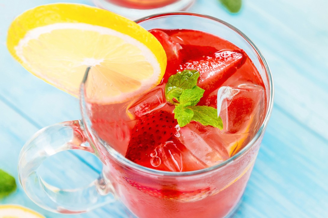 红色的饮料用草莓和柠檬